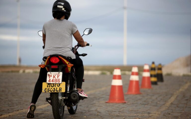 What are the restrictions on motorcycle licenses in the UAE? 
