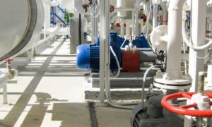 How do rotary airlock valves are designed for pressure differentials?