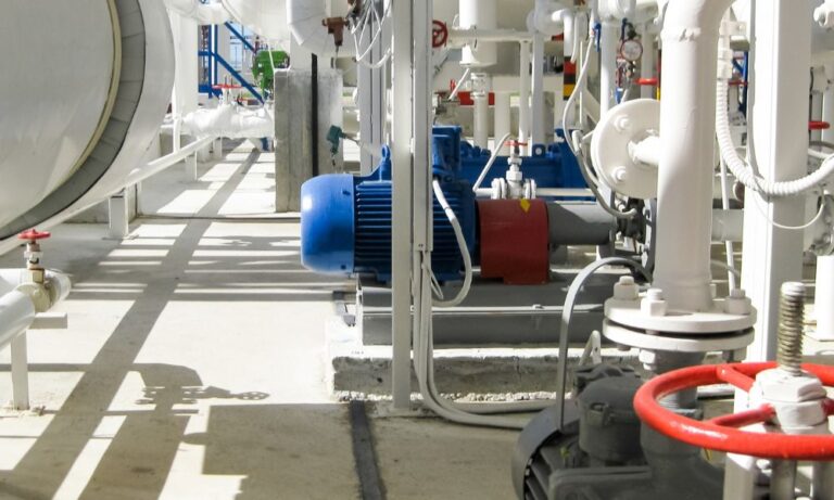 How do rotary airlock valves are designed for pressure differentials?